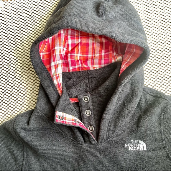 North Face Gray Button Neck Pullover Sweater w/ Pink White Plaid Hood Size Small - Picture 4 of 10